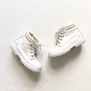 AKID white studded combat boots VGUC size 9
